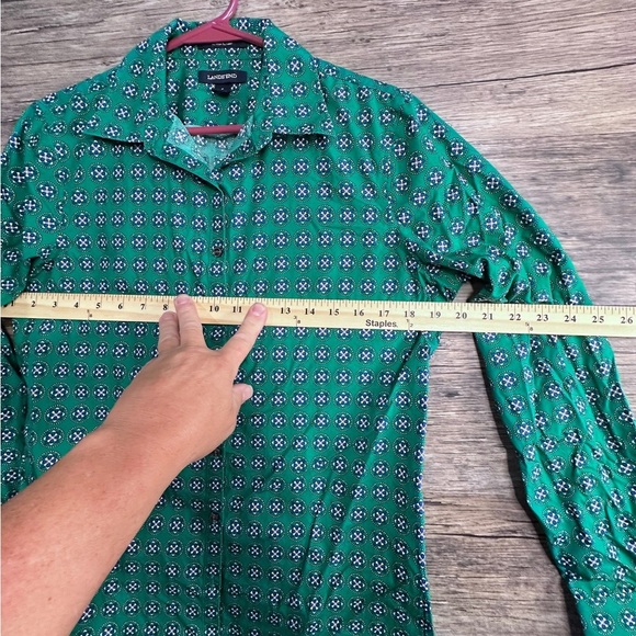 Lands' End Green Patterned Women's Button Down Shirt - Picture 5 of 6